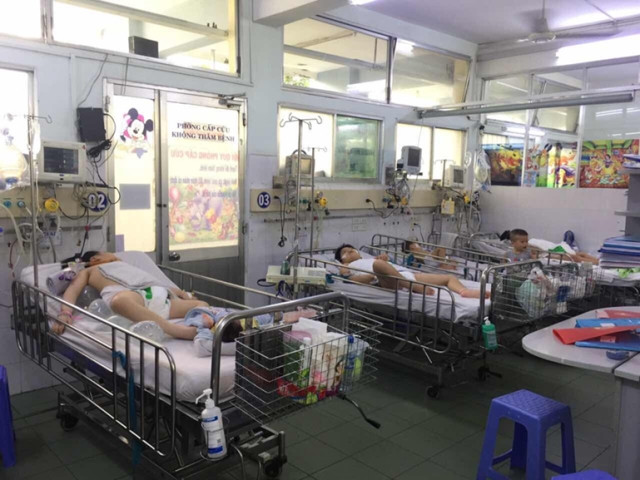 Bệnh nhân mắc tay chân miệng điều trị tại Bệnh viện Nhi đồng 1. Bệnh nhân mắc tay chân miệng điều trị tại Bệnh viện Nhi đồng 1.