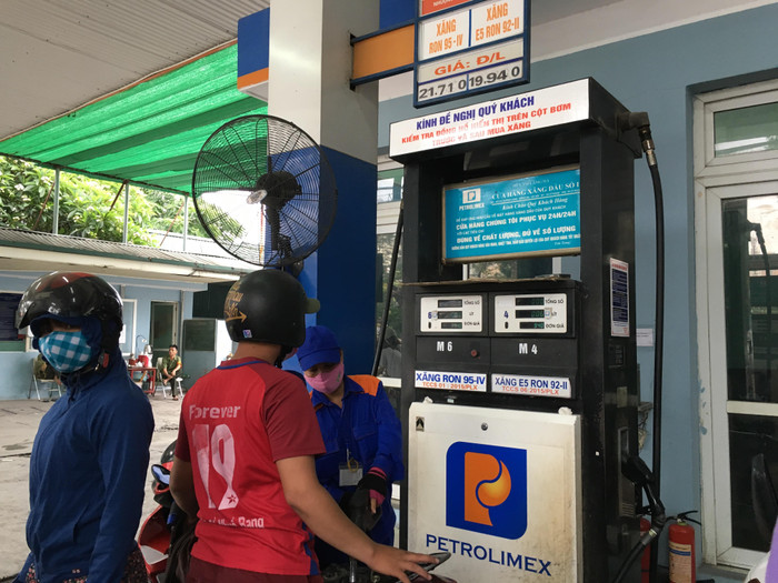 Giá xăng dầu tiếp tục giảm liên tiếp 5 lần. Ảnh: Vũ Phương.