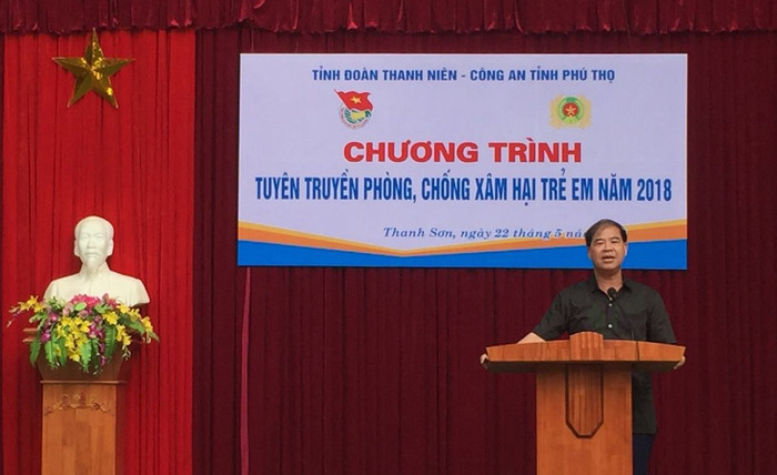 Ông Đinh Bằng My phát biểu tại trường trong một chương trình tuyên tuyền phòng chống, xâm hại trẻ em năm 2018, nhưng chính ông My lại lạm dụng tình dục với chính học sinh trường mình. Ảnh: Cổng thông tin Trường phổ thông dân tộc nội trú Trung học cơ sở Thanh Sơn. Ông Đinh Bằng My phát biểu tại trường trong một chương trình tuyên tuyền phòng chống, xâm hại trẻ em năm 2018, nhưng chính ông My lại lạm dụng tình dục với chính học sinh trường mình. Ảnh: Cổng thông tin Trường phổ thông dân tộc nội trú Trung học cơ sở Thanh Sơn.