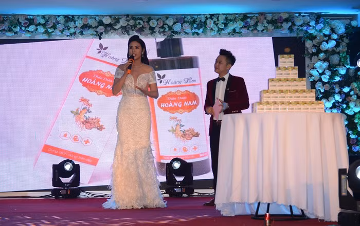 Hoa hậu Ngọc Hân đánh giá cao nhiều sản phẩm của Công ty Trách nhiệm hữu hạn mỹ phẩm Nguyễn Nam. Ảnh: Công Tiến.