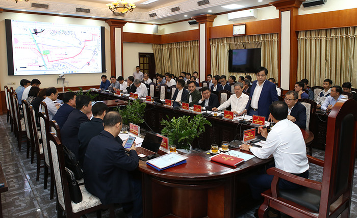 Phó Tổng giám đốc EVNNPT Trương Hữu Thành nêu các kiến nghị tại buổi làm việc. Phó Tổng giám đốc EVNNPT Trương Hữu Thành nêu các kiến nghị tại buổi làm việc.