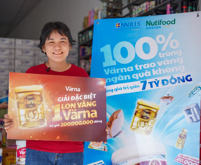 Chị Tuyền rạng rỡ nhận giải thưởng đặc biệt, trị giá 200 triệu đồng từ chương trình. Chị Tuyền rạng rỡ nhận giải thưởng đặc biệt, trị giá 200 triệu đồng từ chương trình.