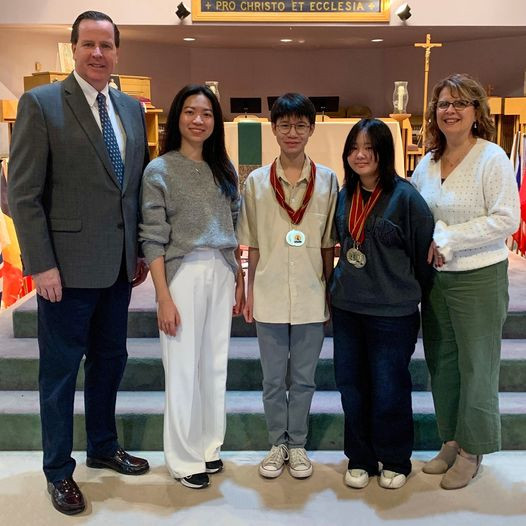 Anh Thư và Gia Huy là bạn cùng lớp 9.3 tại Trường Quốc tế SNA Marianapolis và là đồng đội trong cuộc thi World Scholar’s Cup, hạng Junior. Anh Thư và Gia Huy là bạn cùng lớp 9.3 tại Trường Quốc tế SNA Marianapolis và là đồng đội trong cuộc thi World Scholar’s Cup, hạng Junior.