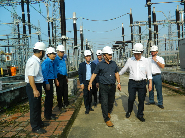 Ông Nguyễn Phúc An, Giám đốc PTC1 cùng đoàn đi kiểm tra công tác sửa chữa tại trạm 500kV Hà Tĩnh. Ông Nguyễn Phúc An, Giám đốc PTC1 cùng đoàn đi kiểm tra công tác sửa chữa tại trạm 500kV Hà Tĩnh.
