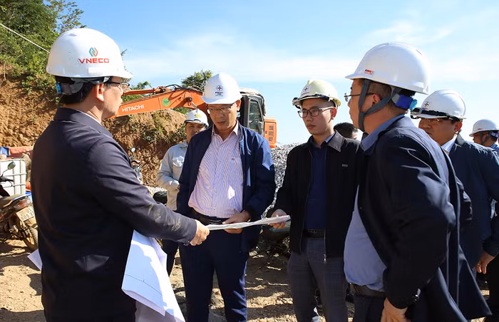 Tổng Giám đốc EVNNPT Phạm Lê Phú nghe báo cáo tiến độ thi công Dự án đường dây 220kV Huội Quảng – Nghĩa Lộ.