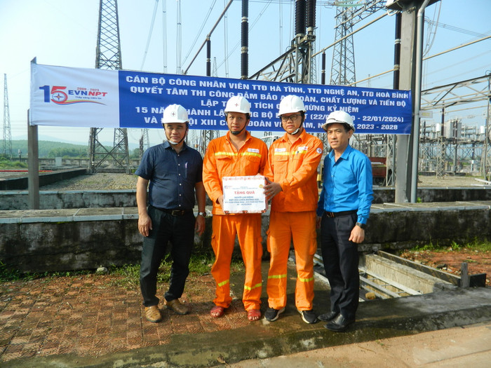 Ông Nguyễn Huy Thắng, Phó Chủ tịch Công đoàn EVNNPT và ông Nguyễn Phúc An, Giám đốc PTC1 tặng quà cho lực lượng thi công NPTS. Ông Nguyễn Huy Thắng, Phó Chủ tịch Công đoàn EVNNPT và ông Nguyễn Phúc An, Giám đốc PTC1 tặng quà cho lực lượng thi công NPTS.