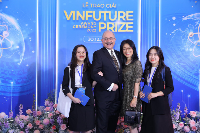 Giáo sư Albert P. Pisano - Đồng Chủ tịch Hội đồng Sơ khảo Giải thưởng VinFuture, Viện sĩ Viện hàn lâm Kỹ thuật Quốc gia Hoa Kỳ cho biết, giá trị cốt lõi và độc đáo của giải thưởng chính là điều làm nên sức hút đối với VinFuture (Ảnh: VFP). Giáo sư Albert P. Pisano - Đồng Chủ tịch Hội đồng Sơ khảo Giải thưởng VinFuture, Viện sĩ Viện hàn lâm Kỹ thuật Quốc gia Hoa Kỳ cho biết, giá trị cốt lõi và độc đáo của giải thưởng chính là điều làm nên sức hút đối với VinFuture (Ảnh: VFP).