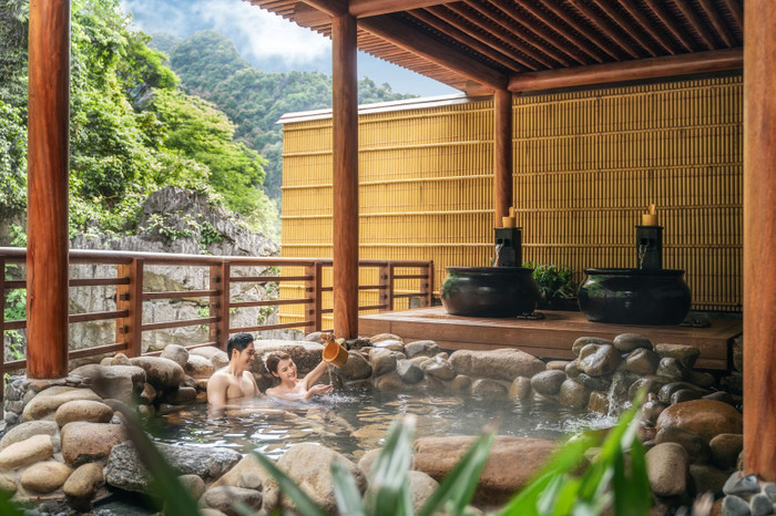 Du khách không nên bỏ qua trải nghiệm tắm khoáng nóng tại Yoko Onsen Quang Hanh nằm cách trung tâm Cẩm Phả 15km.