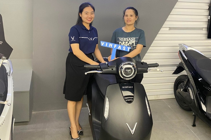 Cô giáo Nguyễn Thị Tuyết nhận xe Evo200 tại showroom VinFast. Cô giáo Nguyễn Thị Tuyết nhận xe Evo200 tại showroom VinFast.