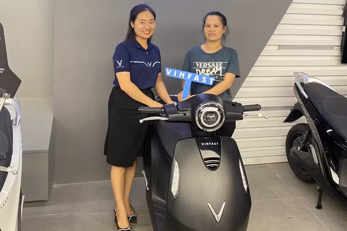 Cô giáo Nguyễn Thị Tuyết nhận xe Evo200 tại showroom VinFast.