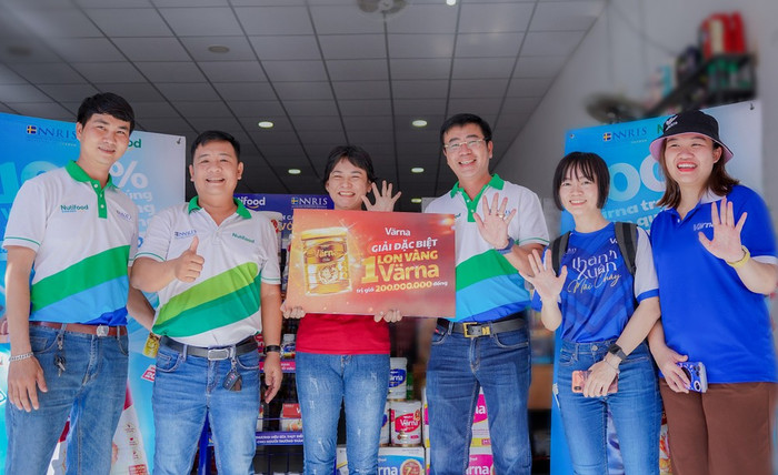 Đại diện Nutifood chúc mừng khách hàng may mắn đầu tiên nhận được lon Värna vàng. Đại diện Nutifood chúc mừng khách hàng may mắn đầu tiên nhận được lon Värna vàng.