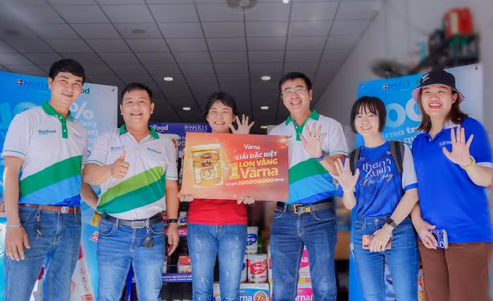 Đại diện Nutifood chúc mừng khách hàng may mắn đầu tiên nhận được lon Värna vàng. Đại diện Nutifood chúc mừng khách hàng may mắn đầu tiên nhận được lon Värna vàng.