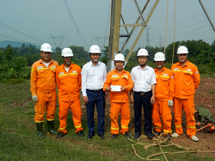 Ông Nguyễn Sỹ Thắng, Giám đốc và ông Đậu Xuân Bình Chủ tịch Công đoàn Truyền tải điện Hà Tĩnh tặng quà, động viên đội Truyền tải điện Yên Thành, Truyền tải điện Nghệ An đang thi công tại hiện trường. Ông Nguyễn Sỹ Thắng, Giám đốc và ông Đậu Xuân Bình Chủ tịch Công đoàn Truyền tải điện Hà Tĩnh tặng quà, động viên đội Truyền tải điện Yên Thành, Truyền tải điện Nghệ An đang thi công tại hiện trường.