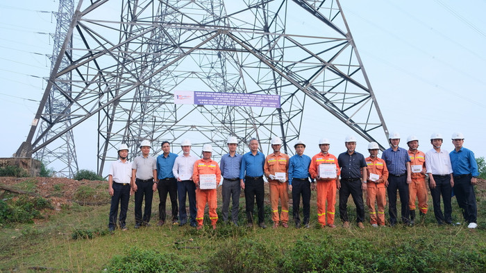 Đoàn công tác gồm Công đoàn EVNNPT, Công đoàn, Lãnh đạo PTC1, Công đoàn Truyền tải điện Hà Tĩnh có mặt tại chân công trình động viên, thăm hỏi lược lượng thi công. Đoàn công tác gồm Công đoàn EVNNPT, Công đoàn, Lãnh đạo PTC1, Công đoàn Truyền tải điện Hà Tĩnh có mặt tại chân công trình động viên, thăm hỏi lược lượng thi công.