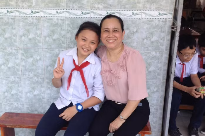 Chương trình tri ân của VinFast và BIDV giúp cô giáo Nguyễn Yến (phải) tự tin sở hữu chiếc xe VinFast VF 5 Plus