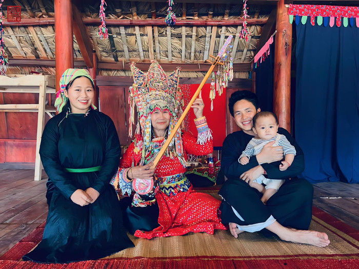 Gia đình người Tày cúng then cho em bé đầy tháng tại Bản Mây.