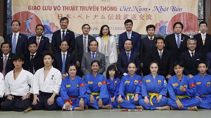 Chủ tịch nước Võ Văn Thưởng và các đại biểu dự giao lưu võ thuật Việt Nam - Nhật Bản. (Ảnh: TTXVN)