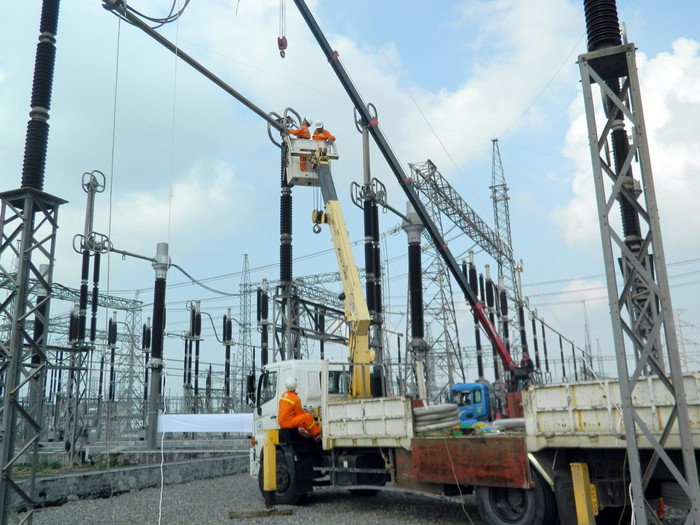 Lực lượng thi công sửa chữa khiếm khuyết trong TBA 500kV Hà Tĩnh. Lực lượng thi công sửa chữa khiếm khuyết trong TBA 500kV Hà Tĩnh.