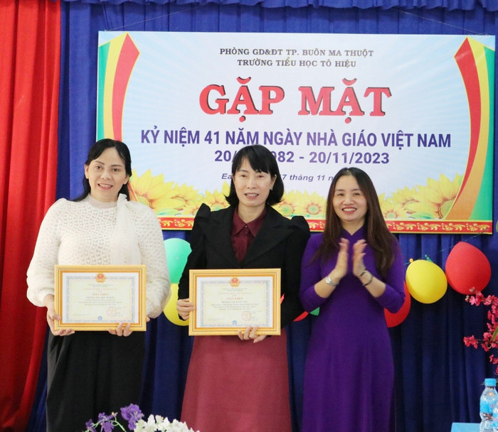 Đại diện Bảo hiểm xã hội tỉnh Đắk Lắk trao tặng Giấy khen tặng tập thể Trường Tiểu học Tô Hiệu (Thành phố Buôn Ma Thuột) và cô giáo Đoàn Thị Tuyết Yến – Hiệu trưởng nhà trường.