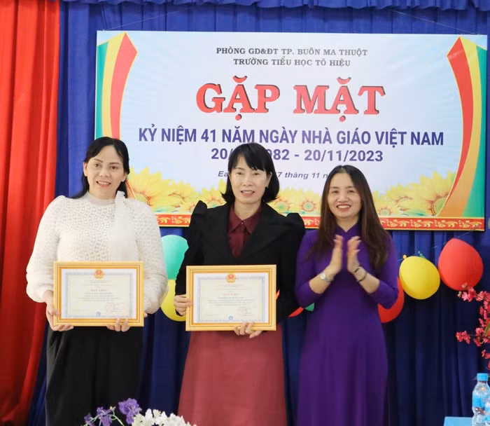 Đại diện Bảo hiểm xã hội tỉnh Đắk Lắk trao tặng Giấy khen tặng tập thể Trường Tiểu học Tô Hiệu (Thành phố Buôn Ma Thuột) và cô giáo Đoàn Thị Tuyết Yến – Hiệu trưởng nhà trường.