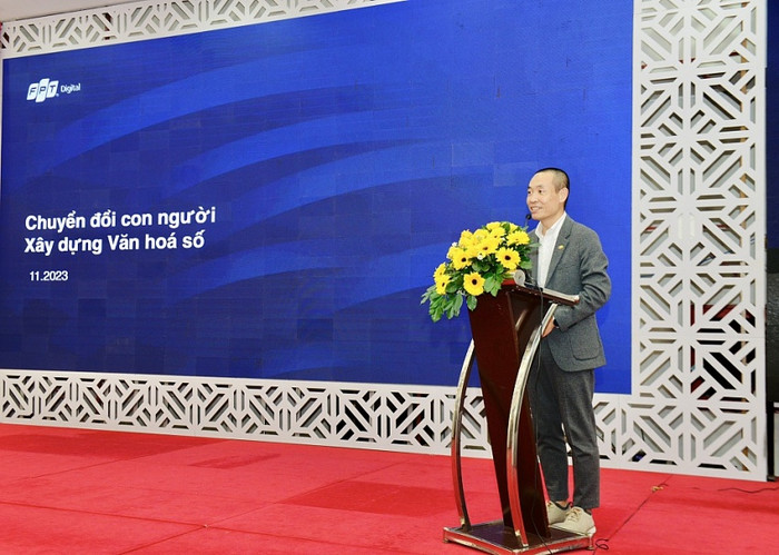 Diễn giả Vương Quân Ngọc - Phó Chủ tịch FPT Digital trình bày tại tọa đàm. Diễn giả Vương Quân Ngọc - Phó Chủ tịch FPT Digital trình bày tại tọa đàm.