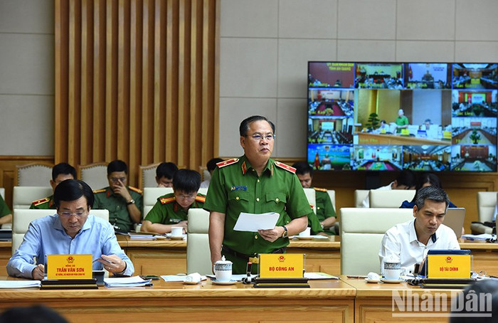 Đại diện lãnh đạo Bộ Công an báo cáo tại Hội nghị.