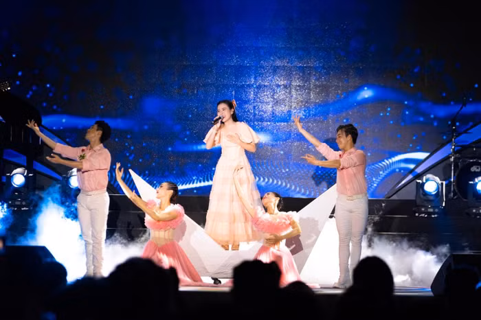 Ca sĩ Quỳnh Trang hát bài “Bụi Phấn” được phối lại hiện đại nhưng vẫn rất sâu lắng, tình cảm. Ca sĩ Quỳnh Trang hát bài “Bụi Phấn” được phối lại hiện đại nhưng vẫn rất sâu lắng, tình cảm.