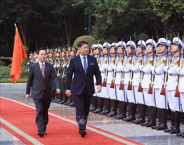 Chủ tịch nước Võ Văn Thưởng và Tổng thống Mông Cổ Ukhnaagiin Khurelsukh duyệt Đội Danh dự Quân đội nhân dân Việt Nam. Ảnh: TTXVN