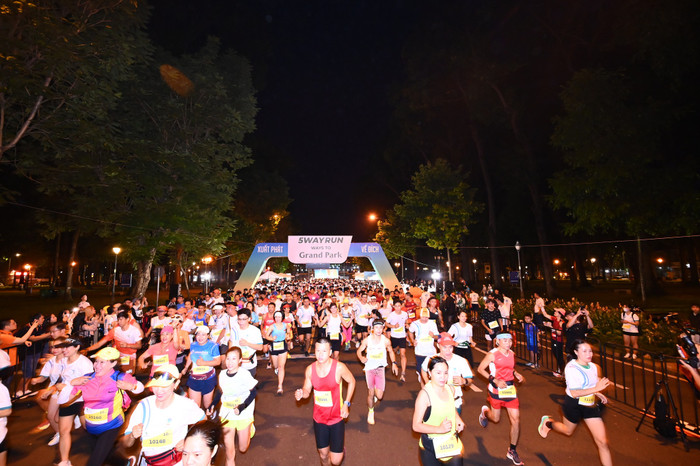 Hàng ngàn vận động viên hào hứng xuất phát với tâm thế bứt phá giới hạn bản thân. Hàng ngàn vận động viên hào hứng xuất phát với tâm thế bứt phá giới hạn bản thân.