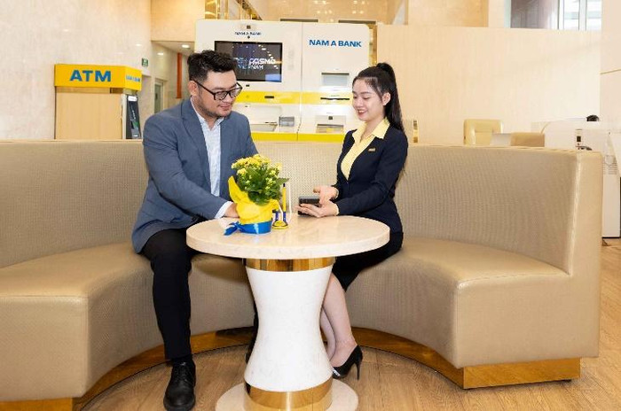 Khách hàng tận hưởng các tiện ích vượt trội từ ứng dụng Open Banking. Khách hàng tận hưởng các tiện ích vượt trội từ ứng dụng Open Banking.