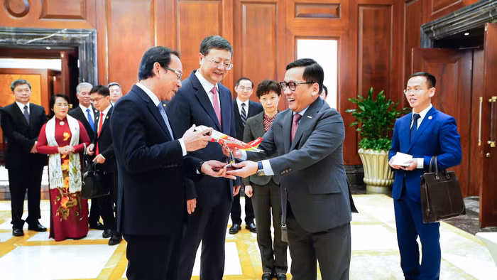 Bí thư Thành uỷ Thành phố Hồ Chí Minh Nguyễn Văn Nên (trái) và Bí thư Thành uỷ Thành phố Thượng Hải Trần Cát Ninh (giữa) chúc mừng Vietjet mở đường bay mới.