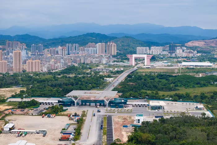 Vị trí nằm kề cửa khẩu Bắc Luân 2, Vinhomes Golden Avenue đón đầu dòng khách tới giao thương và du lịch giữa Việt Nam - Trung Quốc.