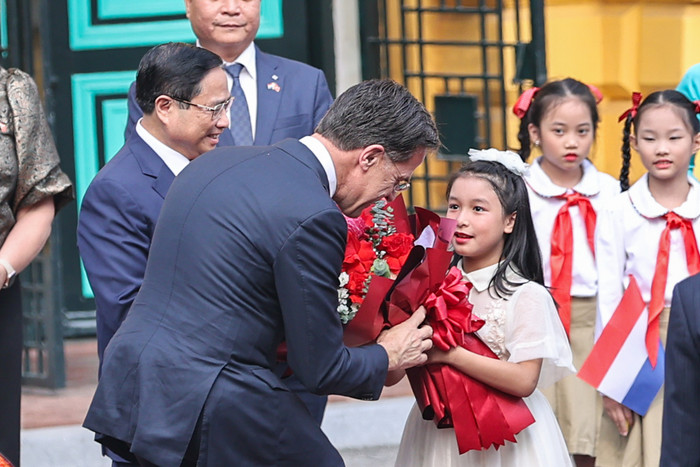 Các cháu thiếu nhi nhiệt liệt chào đón và tặng Thủ tướng Hà Lan Mark Rutte bó hoa tươi thắm. Ảnh: VGP/Nhật Bắc Các cháu thiếu nhi nhiệt liệt chào đón và tặng Thủ tướng Hà Lan Mark Rutte bó hoa tươi thắm. Ảnh: VGP/Nhật Bắc
