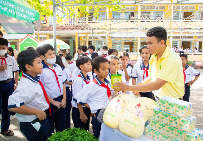 Học sinh trải nghiệm các hoạt động thú vị tại “Trạm 5 cân bằng”.