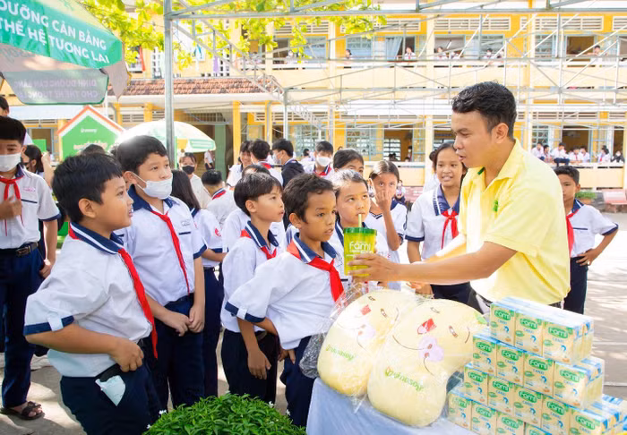 Học sinh trải nghiệm các hoạt động thú vị tại “Trạm 5 cân bằng”.