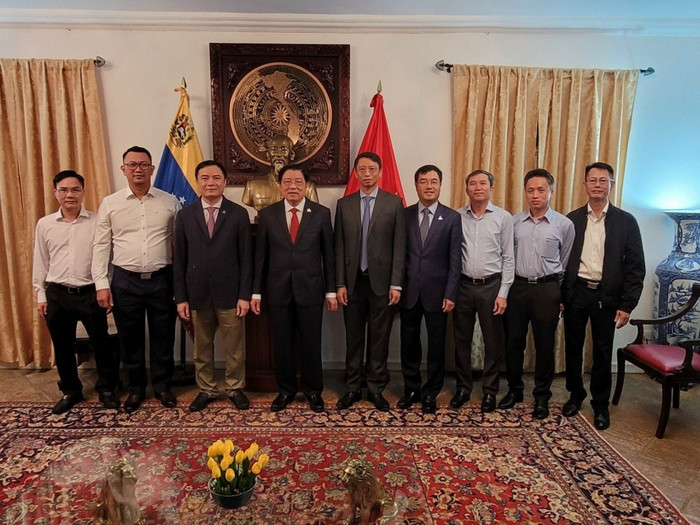 Đồng chí Phan Đình Trạc và đoàn công tác Petrovietnam thăm Đại sứ quán Việt Nam tại Venezuela. Đồng chí Phan Đình Trạc và đoàn công tác Petrovietnam thăm Đại sứ quán Việt Nam tại Venezuela.