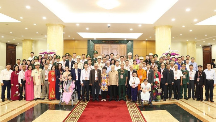 Tổng Bí thư Nguyễn Phú Trọng và các đại biểu điển hình tiêu biểu toàn quốc chụp ảnh lưu niệm. (Ảnh: Trí Dũng/TTXVN) Tổng Bí thư Nguyễn Phú Trọng và các đại biểu điển hình tiêu biểu toàn quốc chụp ảnh lưu niệm. (Ảnh: Trí Dũng/TTXVN)