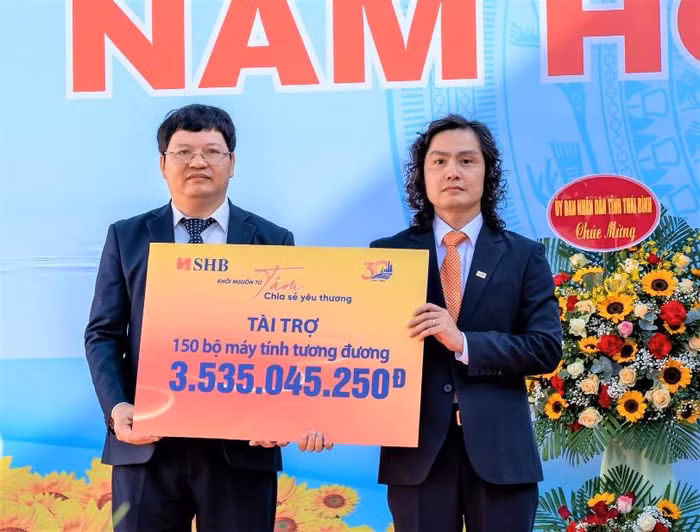 Phó Tổng Giám đốc Lưu Danh Đức trao biển tài trợ 150 bộ máy tính cho đại diện Trường Đại học Thái Bình.