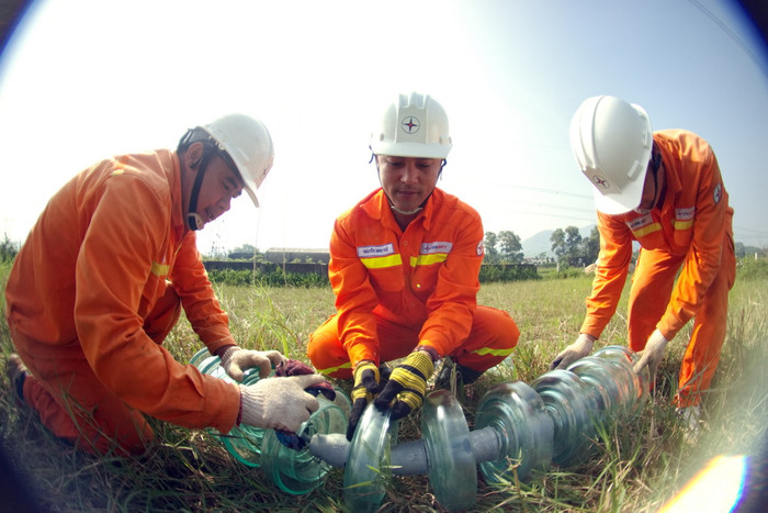 Vệ sinh sứ trước khi đưa lên cột thi công Vệ sinh sứ trước khi đưa lên cột thi công