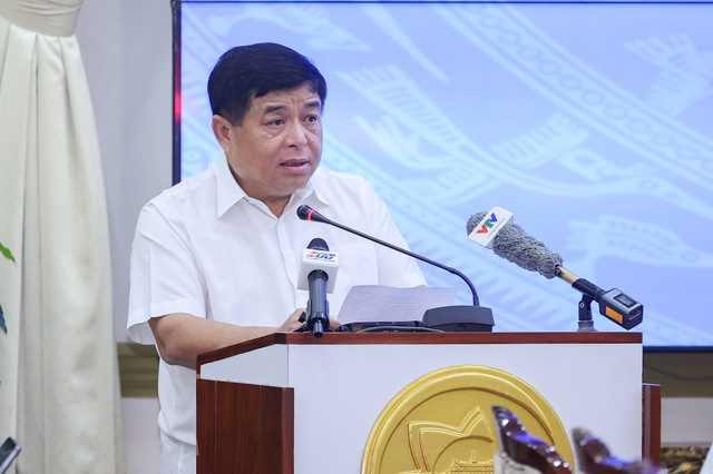 Bộ trưởng Nguyễn Chí Dũng cho biết, Nghị quyết số 98 được ban hành với tinh thần tháo gỡ tối đa các rào cản, cho phép Thành phố được áp dụng thể chế, chính sách vượt trội. Ảnh VGP/Nhật Bắc Bộ trưởng Nguyễn Chí Dũng cho biết, Nghị quyết số 98 được ban hành với tinh thần tháo gỡ tối đa các rào cản, cho phép Thành phố được áp dụng thể chế, chính sách vượt trội. Ảnh VGP/Nhật Bắc