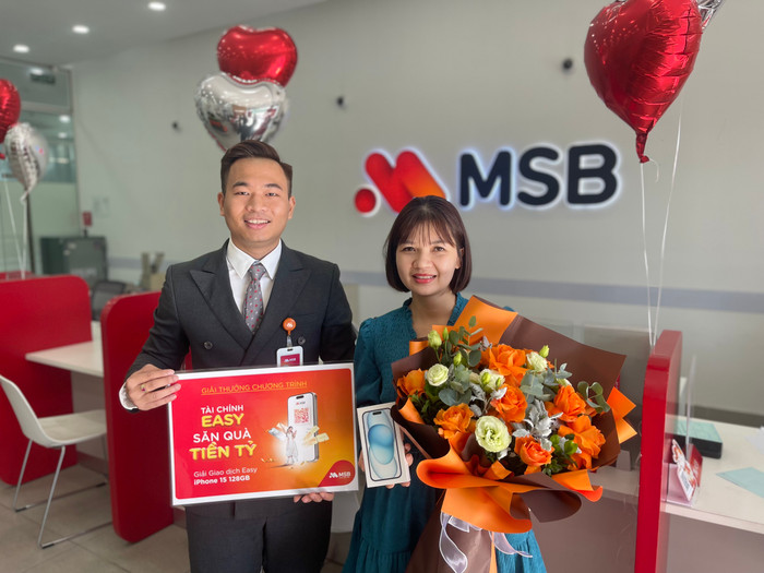 Đại diện MSB – Chi nhánh Thủ Đô trao giải cho khách hàng Nguyễn Thị Thanh L.