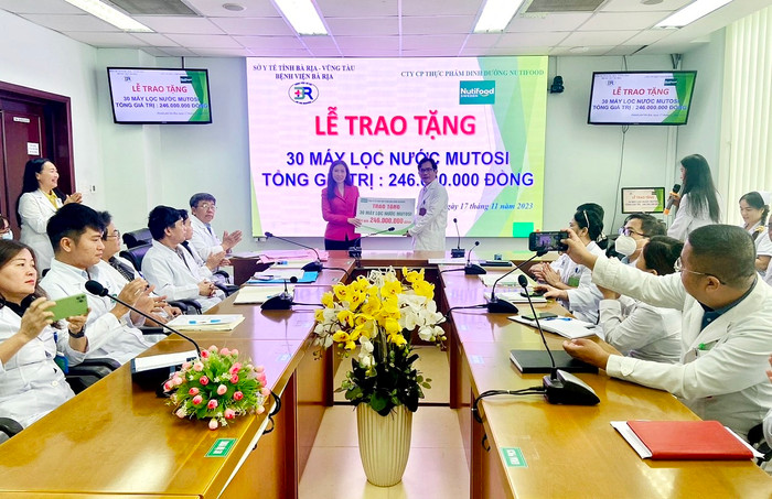 Bác sĩ Trần Thị Lệ - Tổng Giám đốc, Phó Chủ tịch Hội đồng quản trị Công ty CP Thực phẩm Dinh dưỡng Nutifood trao bảng tượng trưng 30 máy lọc nước cho Bệnh viện Bà Rịa. Ảnh: Tuệ Lâm Bác sĩ Trần Thị Lệ - Tổng Giám đốc, Phó Chủ tịch Hội đồng quản trị Công ty CP Thực phẩm Dinh dưỡng Nutifood trao bảng tượng trưng 30 máy lọc nước cho Bệnh viện Bà Rịa. Ảnh: Tuệ Lâm
