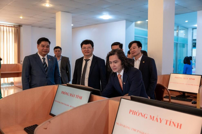Các đại biểu tham quan phòng học máy tính mới của Trường Đại học Thái Bình. Các đại biểu tham quan phòng học máy tính mới của Trường Đại học Thái Bình.