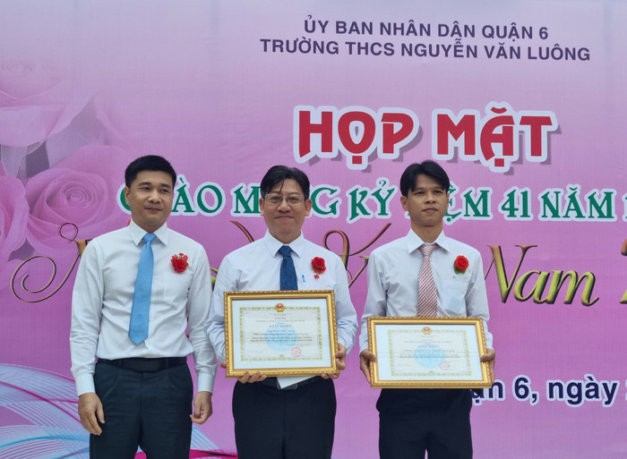 Ông Trần Dũng Hà, Phó Giám đốc Bảo hiểm xã hội Thành phố Hồ Chí Minh đã trao tặng Giấy khen tới tập thể Trường Trung học cơ sở Nguyễn Văn Luông, thầy giáo Đinh Phú Cường - Hiệu trưởng của nhà trường.
