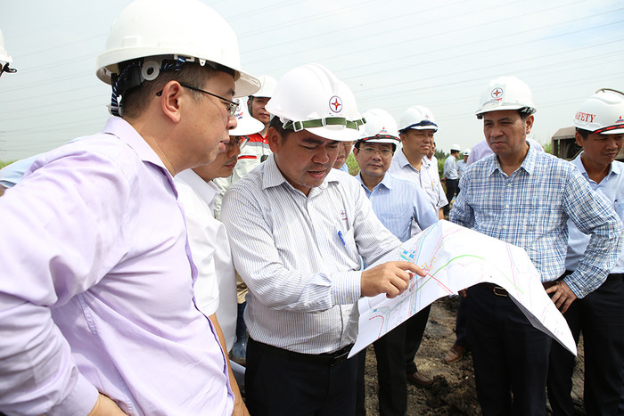 Đoàn công tác nghe báo những khó khăn vướng mắc Dự án Đường dây 500kV NMĐ Nhơn Trạch 4 – rẽ Phú Mỹ - Nhà Bè đoạn qua địa phận tỉnh Đồng Nai.