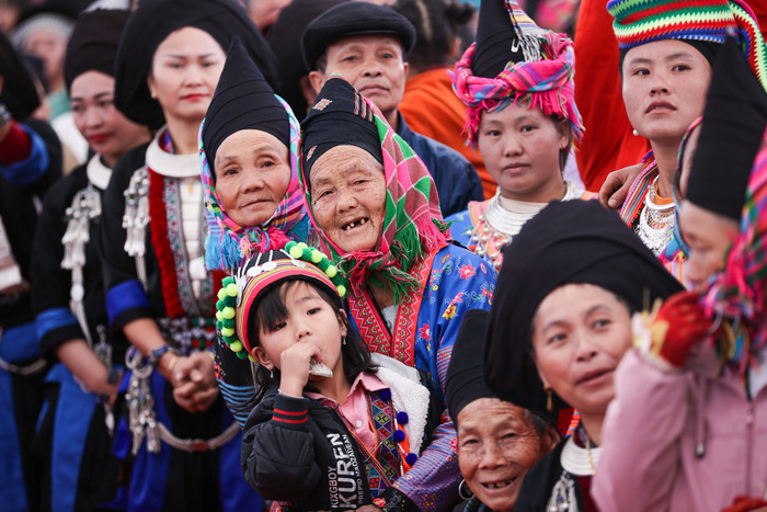 Đồng bào các dân tộc xã Sà Dề Phìn chào đón Thủ tướng và Đoàn công tác. Ảnh: VGP/Nhật Bắc Đồng bào các dân tộc xã Sà Dề Phìn chào đón Thủ tướng và Đoàn công tác. Ảnh: VGP/Nhật Bắc