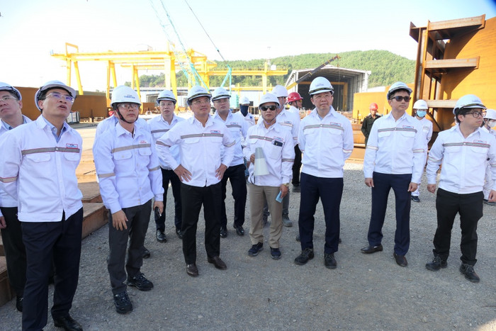 Chủ tịch Hội đồng thành viên Petrovietnam Hoàng Quốc Vượng tham quan khu vực Cảng PTSC Thanh Hóa. Chủ tịch Hội đồng thành viên Petrovietnam Hoàng Quốc Vượng tham quan khu vực Cảng PTSC Thanh Hóa.