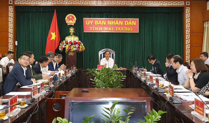 Ông Lưu Văn Bản – Phó Chủ tịch Thường trực Uỷ ban nhân dân tỉnh Hải Dương chủ trì buổi làm việc. Ông Lưu Văn Bản – Phó Chủ tịch Thường trực Uỷ ban nhân dân tỉnh Hải Dương chủ trì buổi làm việc.