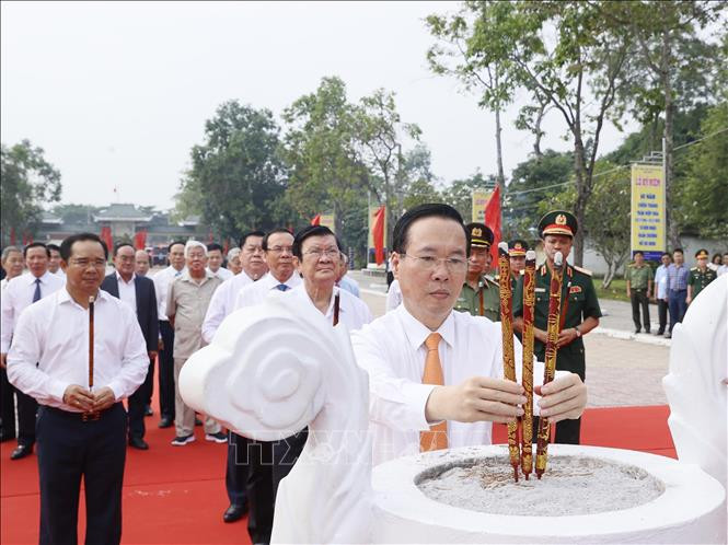 Chủ tịch nước Võ Văn Thưởng và các đồng chí lãnh đạo, nguyên lãnh đạo Đảng, Nhà nước dâng hương, dâng hoa tưởng niệm đồng chí Võ Văn Tần. Ảnh: TTXVN