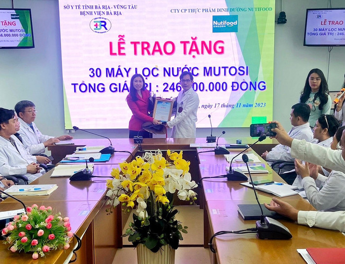 Giám đốc Bệnh viện Bà Rịa trao thư cảm ơn đến bác sĩ Trần Thị Lệ. Giám đốc Bệnh viện Bà Rịa trao thư cảm ơn đến bác sĩ Trần Thị Lệ.